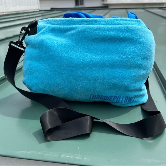Hoodiepillow 5 in 1 Blue Beach Towel built in hood pockets convertible into bag - Picture 3 of 16